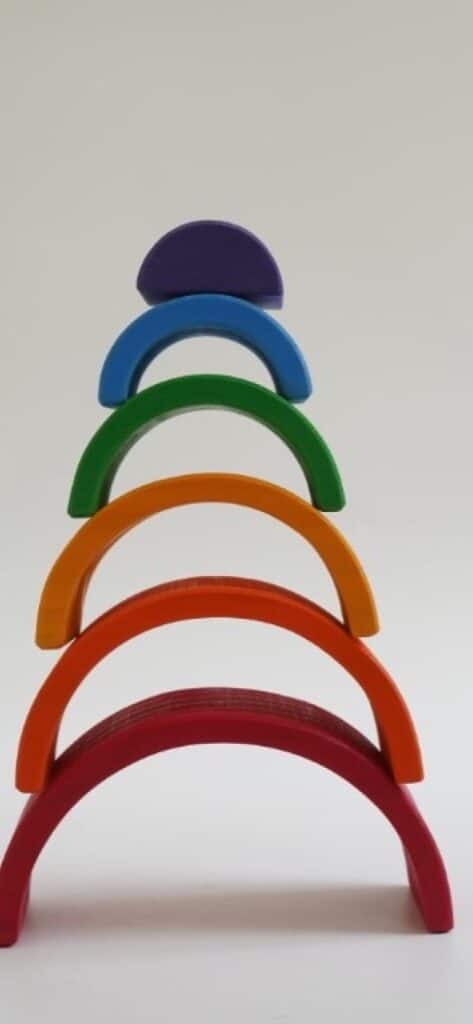 arcos de madera de colores